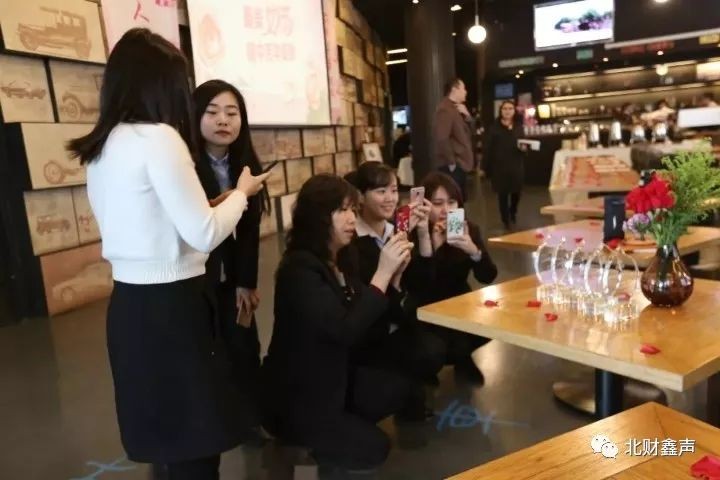 舉辦三八節(jié)慶祝活動